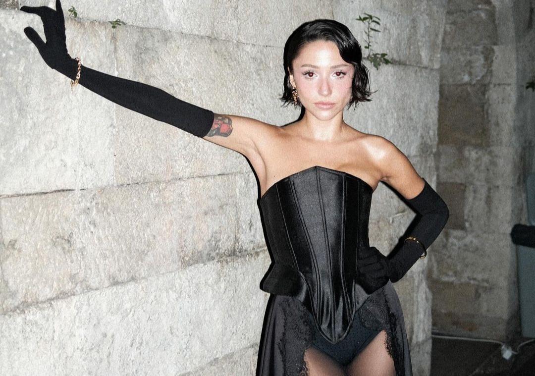 Serkay T&uuml;t&uuml;nc&uuml; ile aşk yaşıyordu! Zeynep Bastık beyaz bikinisiyle poz verdi