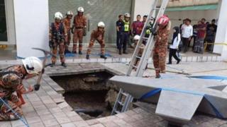 Yolda yürüyen kadın kaldırımın çökmesiyle 8 metrelik çukura düştü! Diri diri gömüldü... Yeraltı sularında boğularak hayatını kaybetti