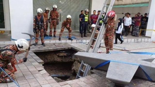 Yolda yürüyen kadın kaldırımın çökmesiyle 8 metrelik çukura düştü! Diri diri gömüldü... Yeraltı sularında boğularak hayatını kaybetti