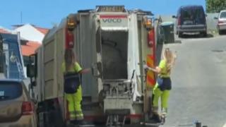 Temizlik görevlisi kadınlar sokakları adeta podyuma çevirdiler