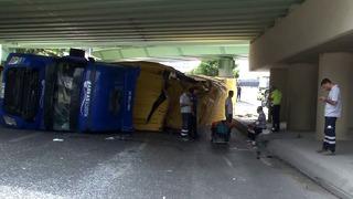 İstanbul'da faciadan dönüldü! Tır, İETT otobüsünün üzerine devrildi: Yaralılar var