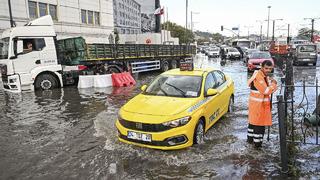 İstanbul sağanak yağışa teslim oldu! Sokaklar göle döndü, cadde ve iş yerlerini su bastı! Taksim, Beşiktaş, Fatih…