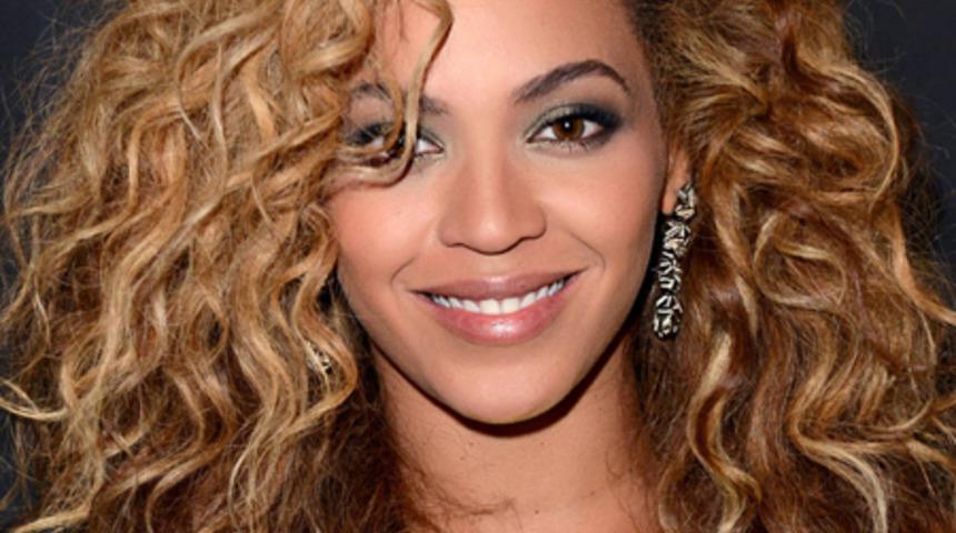 &Uuml;nl&uuml;lerin Kıvırcık Sa&ccedil; Modelleri