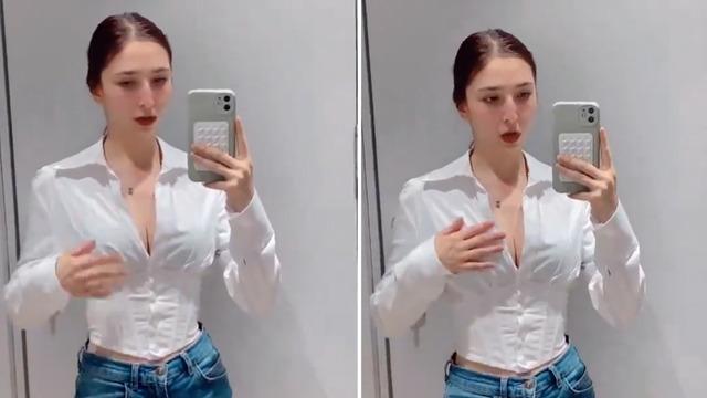 Kabinde kıyafet denerken kapının altından giren davetsiz misafir komik anlar yaşattı! Sosyal medyada gülümseten anlar...