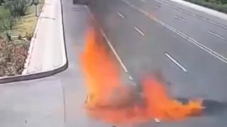 Aşırı hız yaptı, kavşaktan dönen araca çarptı. Motor sürücüsüyle birlikte alevler içinde kaldı