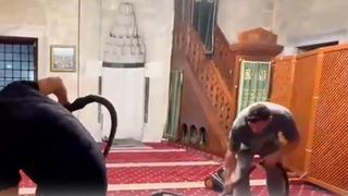 Mesut Özil, Üsküdar'da bulunan Şemsi Ahmet Paşa camii'yi temizlerken görüntülendi