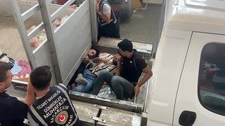 Avrupa'ya gitmek için canlarını hiçe saydılar! Kamyonetin altındaki özel bölmede yakalandılar