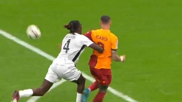 Galatasaray-Young Boys maçının ilk saniyelerinde saç baş yoldurtan karar!