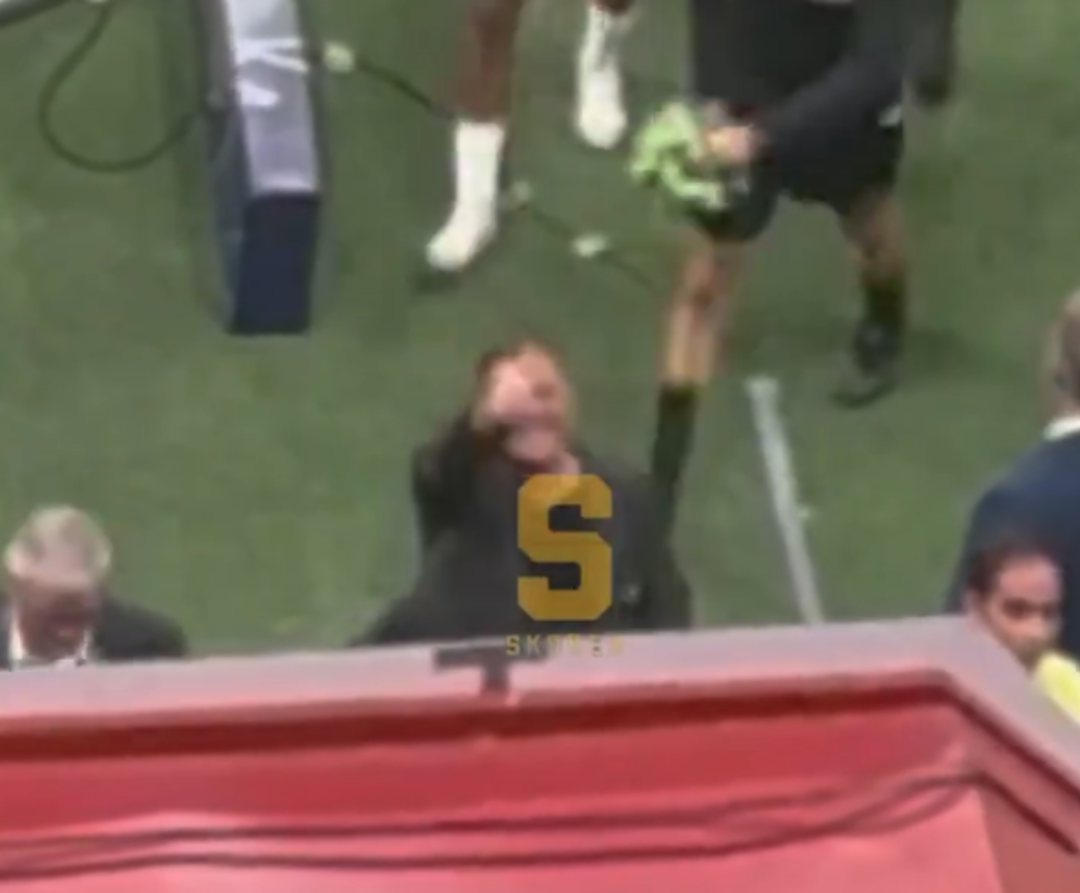 Bunu kimse fark etmemişti! Galatasaray'ı eleyen Young Boys'un hocasından ma&ccedil; sonunda skandal... Trib&uuml;nlere el hareketi &ccedil;ekti!