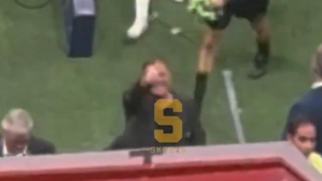 Bunu kimse fark etmemişti! Galatasaray'ı eleyen Young Boys'un hocasından maç sonunda skandal... Tribünlere el hareketi çekti!