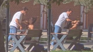 Herkesin gözü önünde kız arkadaşını darbetti! Arka arkaya yumruklar... Çevredekilerin tepkisi üzerine böyle kaçtı