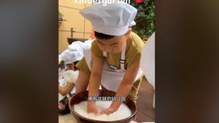 Minikler mutfağa girdi, kendi yemeklerini kendileri yaptılar. Ortaya tatlı görüntüler çıktı