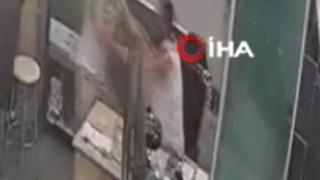 Elini kolunu sallaya sallaya içeri girdi, işletmeciyi kalbinden bıçakladı