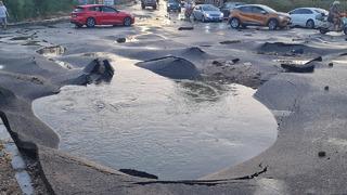 Gelen turistler şaşkınlığını gizleyemedi! Bodrum'da ana isale hattı patladı: Yolda dev çukur oluştu