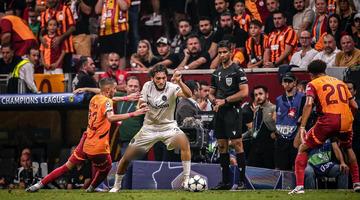 Galatasaray'ı eleyen Young Boys futbolcusu Hadjam'ın dizlerini sansürlemesi sosyal medyada gündem oldu!