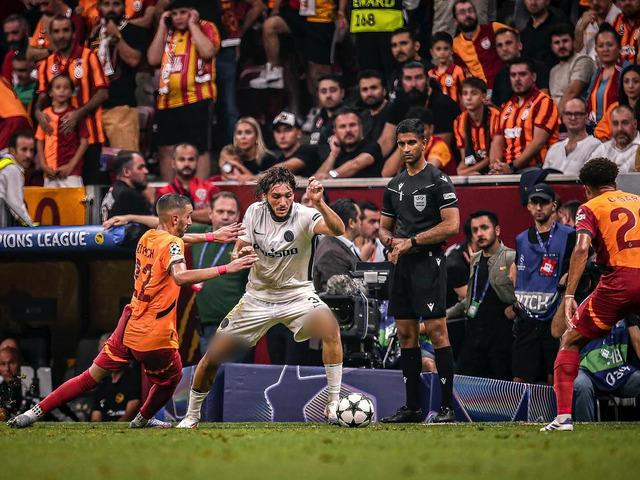 Galatasaray'ı eleyen Young Boys futbolcusu Hadjam'ın dizlerini sansürlemesi sosyal medyada gündem oldu!
