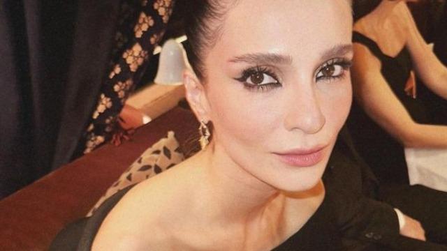 Düğün tarihi defalarca ertelenmişti! Meriç Aral modaya uydu! Başını örtüp poz vermek için şekilden şekile girdi 