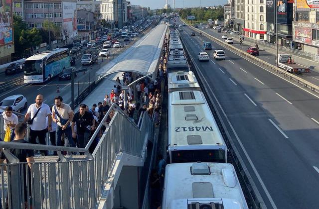 Küçükçekmece'de metrobüs kazası! 1 kişi hayatını kaybetti, 53 kişi yaralandı, ön rapor açıklandı 640xauto