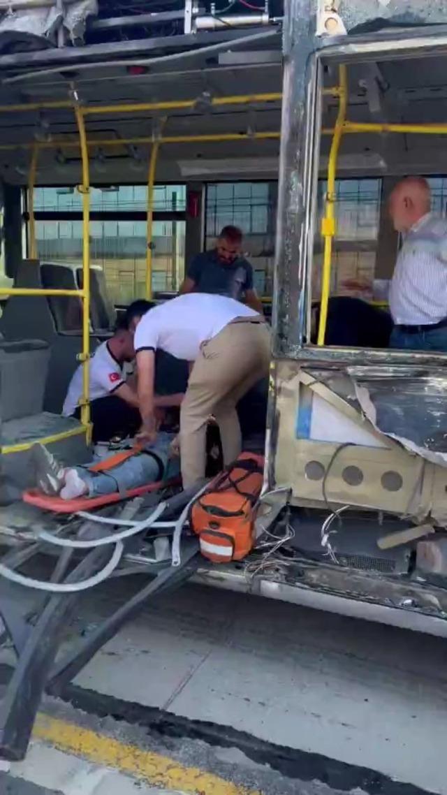 Küçükçekmece'de metrobüs kazası! 1 kişi hayatını kaybetti, 53 kişi yaralandı, ön rapor açıklandı 640xauto