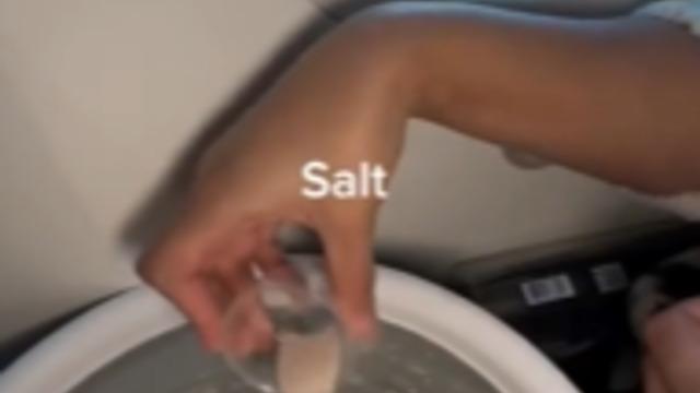 Bir gören bir daha baktı: Uçakta ekşi mayalı ekmek pişiren yolcu eleştirildi! Bu bir uçak, fırın değil'