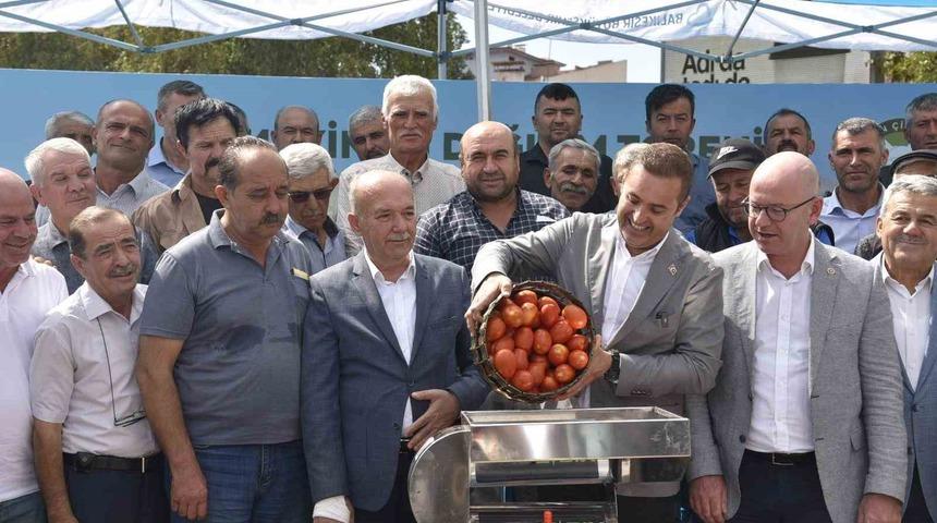 Belediye makineleri dağıttı... Domatesi tarladan satmak yerine salça yapıp satacaklar