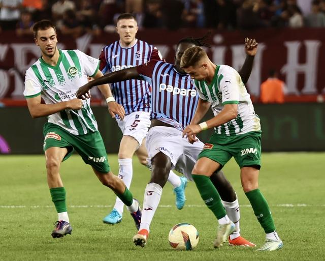 UEFA Konferans Ligi play-off turu rövanş mücadelesinde St. Gallen ile karşılaşan Trabzonspor, normal süresi 1-1 tamamlanan mücadelenin penaltı atışlarında rakibine mağlup olarak turnuvaya veda etti. 640xauto