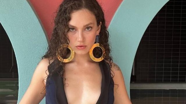 Renkli bikinisiyle havuza indi! Melisa Şenolsun'un pozları sosyal medyayı salladı