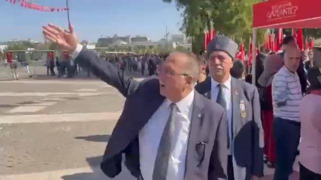 Zafer Bayramı'nda gazileri öfkelendiren görüntü: Atatürk pankartı yerine bu neyin nesi!