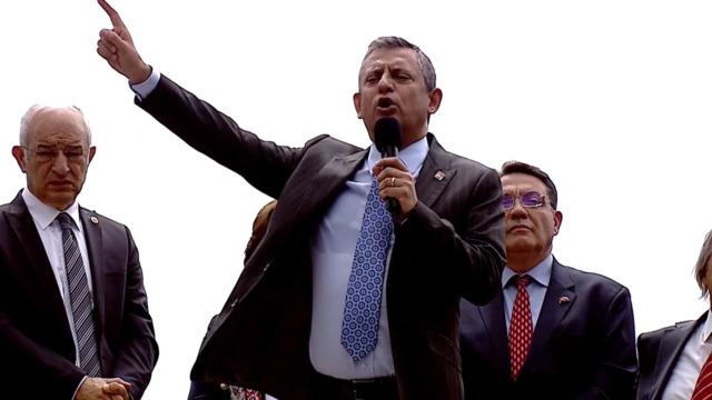 Anıtkabir'deki törene katılmamıştı! Özgür Özel Dumlupınar'dan Bakan Yerlikaya'ya tepki gösterdi: Burası babasının yeri değil