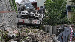 Son dakika | Kamyon sitenin bahçesine uçtu! Başakşehir'de feci kaza: Sürücü araçta sıkıştı