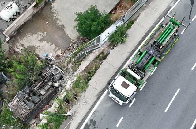 Kamyon sitenin bahçesine uçtu! Başakşehir'de feci kaza: Sürücü araçta sıkıştı 640xauto