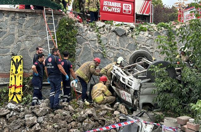 Kamyon sitenin bahçesine uçtu! Başakşehir'de feci kaza: Sürücü araçta sıkıştı 640xauto