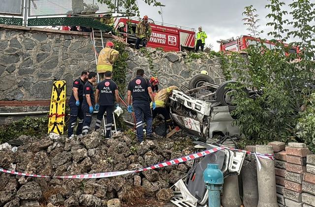 Kamyon sitenin bahçesine uçtu! Başakşehir'de feci kaza: Sürücü araçta sıkıştı 640xauto