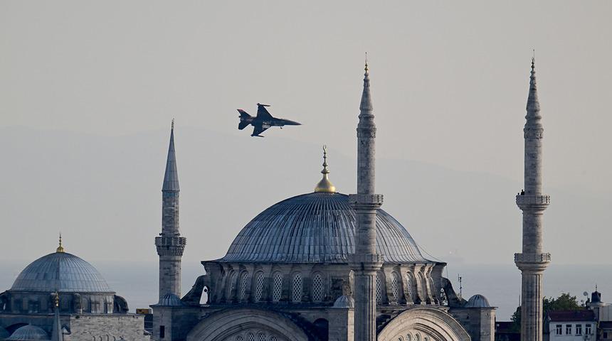 SOLOTÜRK'ten İstanbul'da nefes kesen gösteri uçuşu 