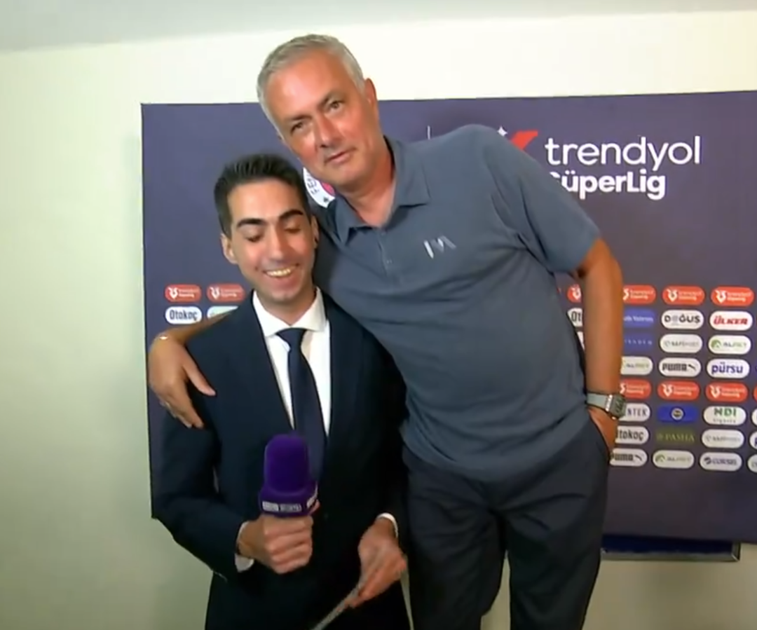 Alanyaspor maçı öncesi röportaja gelen Mourinho, bir anda taburenin üzerine çıktı ve... 1080xauto