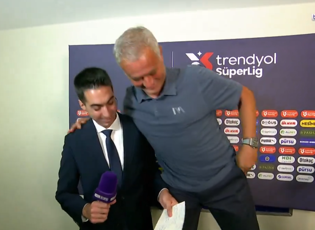 Alanyaspor maçı öncesi röportaja gelen Mourinho, bir anda taburenin üzerine çıktı ve... 1080xauto