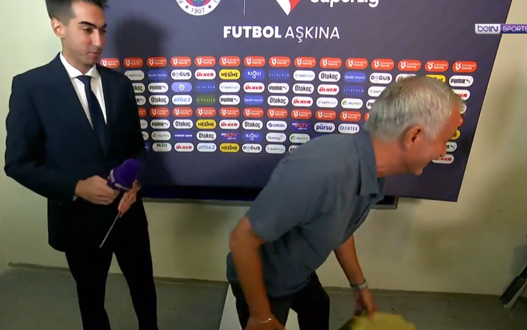 Alanyaspor maçı öncesi röportaja gelen Mourinho, bir anda taburenin üzerine çıktı ve... 1080xauto