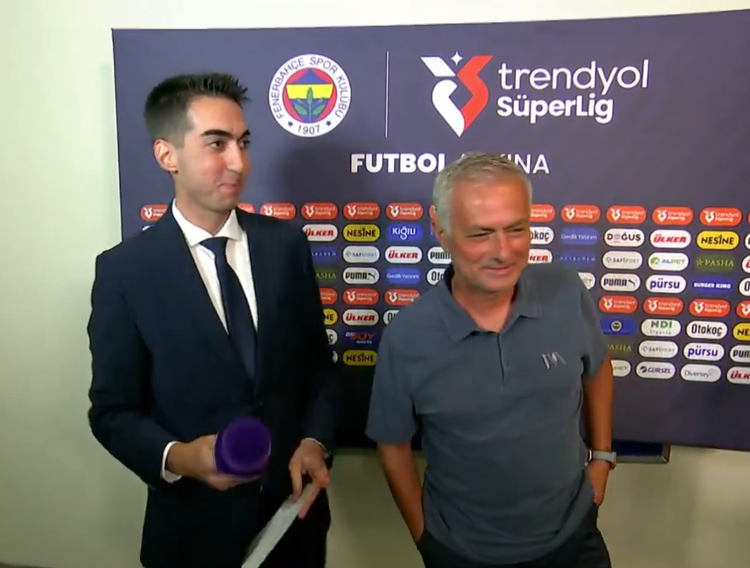 Alanyaspor maçı öncesi röportaja gelen Mourinho, bir anda taburenin üzerine çıktı ve... 1080xauto