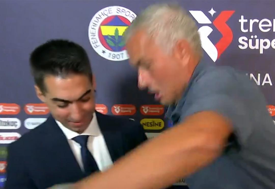 Kimse ne olduğunu anlamadı! Alanyaspor ma&ccedil;ı &ouml;ncesi r&ouml;portaja gelen Mourinho, bir anda taburenin &uuml;zerine &ccedil;ıktı ve... 