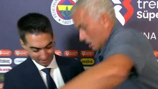 Kimse ne olduğunu anlamadı! Alanyaspor maçı öncesi röportaja gelen Mourinho, bir anda taburenin üzerine çıktı ve... 