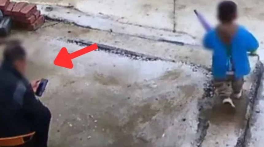 3 yaşındaki torunu boğulurken büyükbaba kafasını telefondan kaldırmadı! Kılını bile kıpırdatmadan öylece durdu