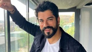 Burak Özçivit'in Rusya'daki davetten görüntüleri ortaya çıktı! Hayranının saçlarını düzeltti... O anlar gündem oldu! 'Aman Fahriye görmesin' 