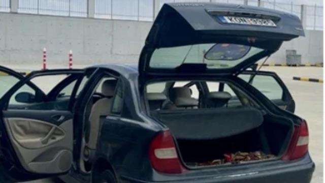 42 tane hayvanı arabaya doldurdu sınır kapısından geçmeye çalıştı