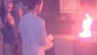 Canlı yayında yemek yaparken yangın çıkarttı! Bir türlü söndürmeyi başaramadılar: Sosyal medyada gündem yaratan görüntüler... 