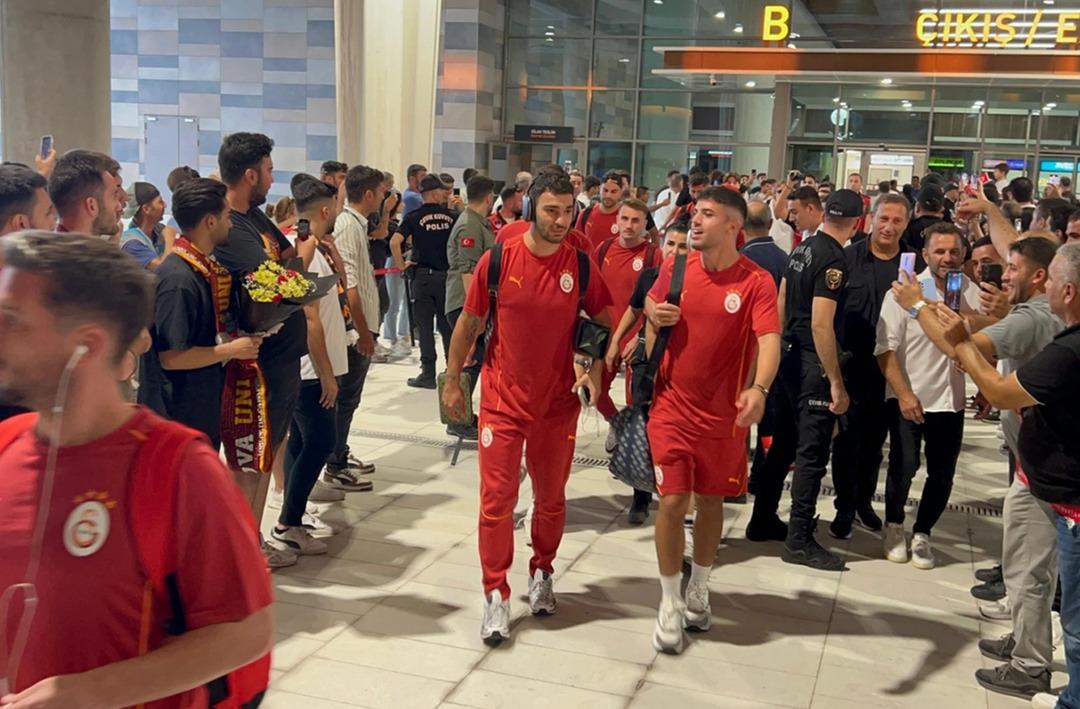 Galatasaray ile deplasmana g&ouml;t&uuml;r&uuml;ld&uuml;, s&ouml;zleşmesi yolda feshedildi! T&uuml;rk futbol tarihinde g&ouml;r&uuml;lmemiş hareket... Taraftarlar tepki g&ouml;steriyor!