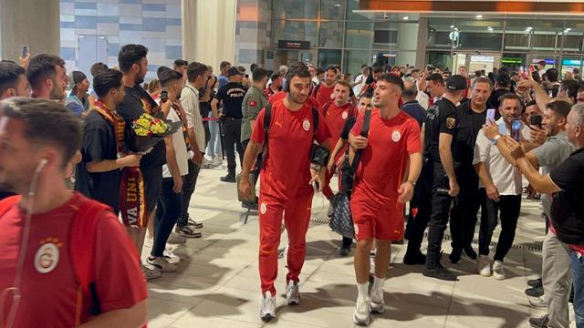 Galatasaray ile deplasmana götürüldü, sözleşmesi yolda feshedildi! Türk futbol tarihinde görülmemiş hareket... Taraftarlar tepki gösteriyor!