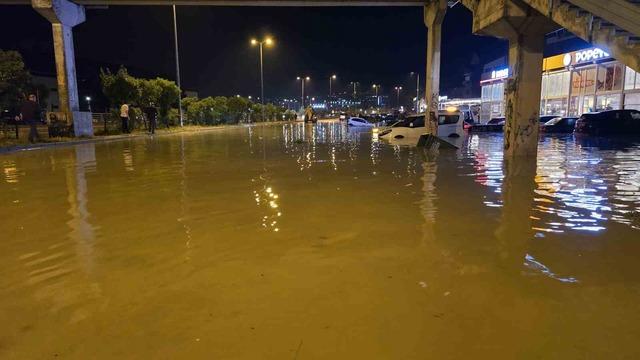 Karabük yağışa teslim oldu! Caddeler tanınmaz hale geldi, insanların yardımına botla gittiler 640xauto