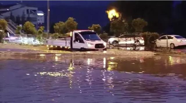 Karabük yağışa teslim oldu! Caddeler tanınmaz hale geldi, insanların yardımına botla gittiler 640xauto