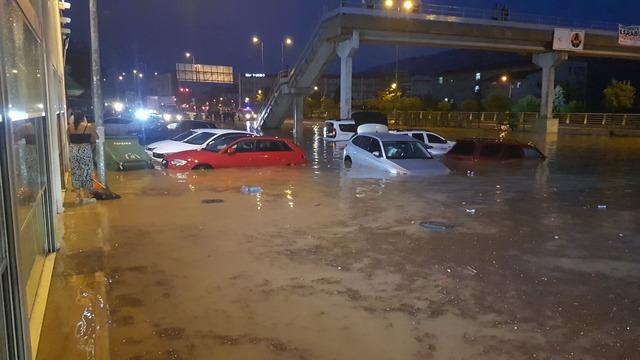 Karabük yağışa teslim oldu! Caddeler tanınmaz hale geldi, insanların yardımına botla gittiler 640xauto