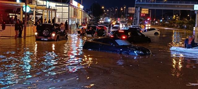 Karabük yağışa teslim oldu! Caddeler tanınmaz hale geldi, insanların yardımına botla gittiler 640xauto